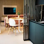 Your Luxury Retreat At Mercury Towers 아파트
